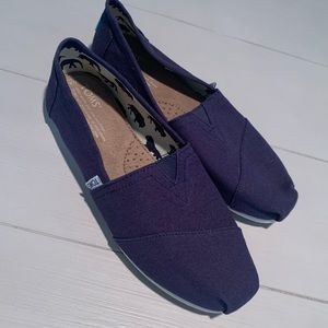Navy toms